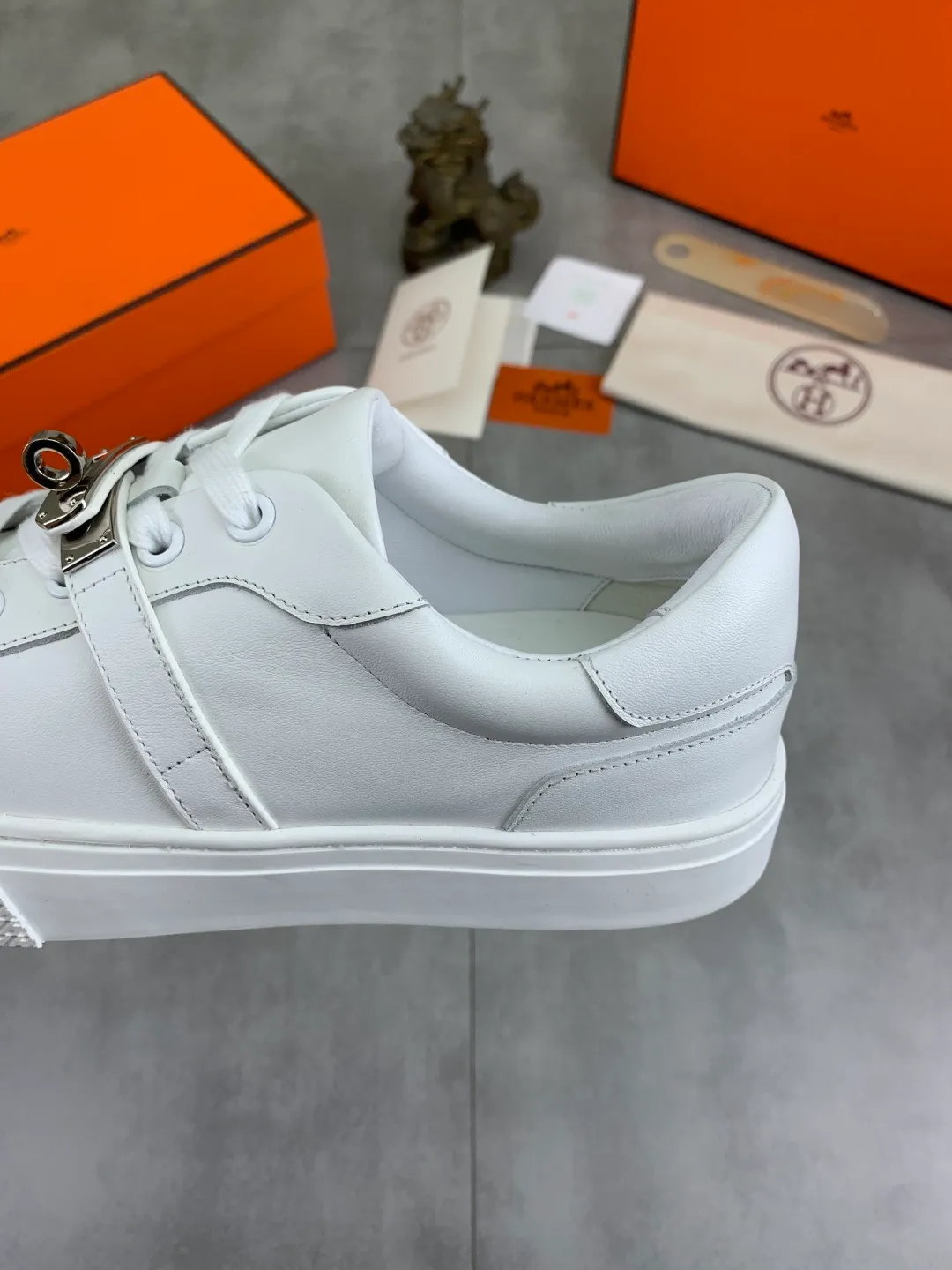 Men's men's shoes 💰P640 New Hermes top version Hermès classic couple style #𝐊𝐞𝐥𝐥𝐲 buckle casual white shoes skateboard shoes that will not conflict with shoes at all. Full of unknowns, Hermès rarely produces flat casual shoes and they are paired with classic palladium-plated Kelly shoe buckles! You'll fall in love with it at first sight. It's super versatile and can be worn with any skirt or pants. 🉑️Close your eyes and wear it. It's super noble. Fabric: Specific cowhide/canvas material. Lining: Sheepskin lining. Outsole: Original molded TPU outsole. Size: 35-45.